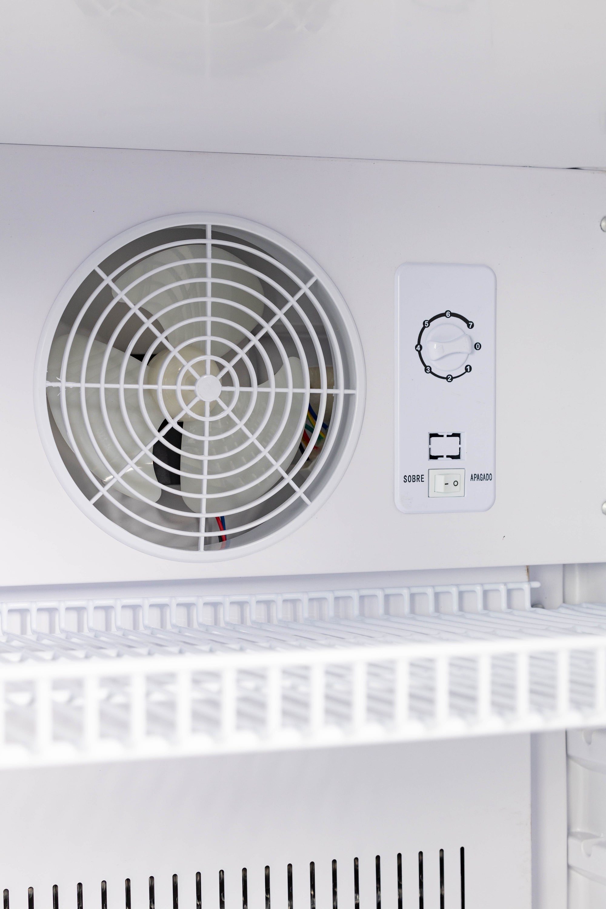 VITRINA REFRIGERADA SWAN 286 LITROS CON CONGELADOR SUPERIOR | SCD-370B