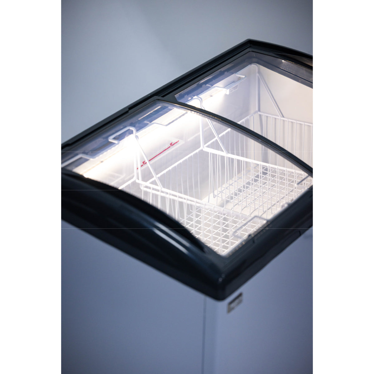 CONGELADOR SWAN CHV 259,31 LITROS CON TAPA DE VIDRIO |SW4-337H